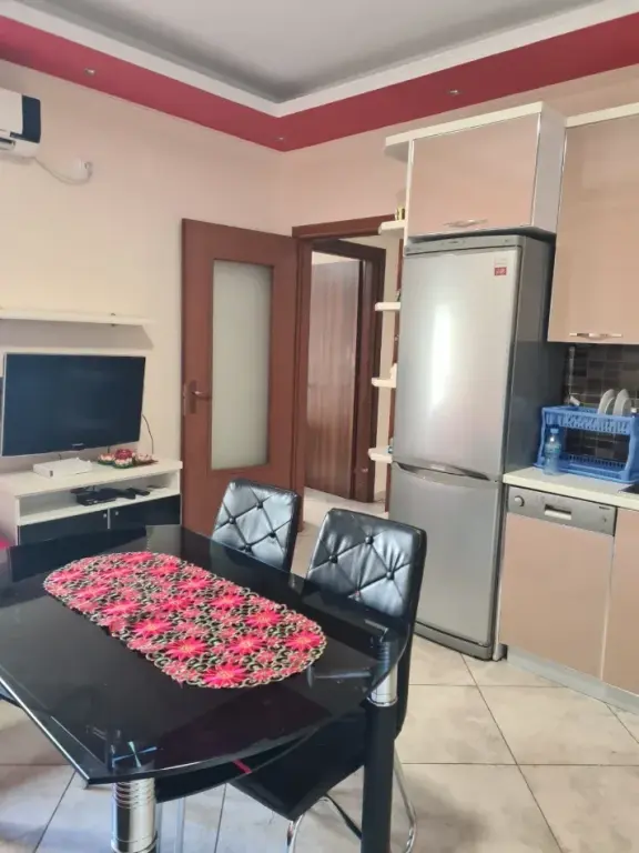 Apartament 2+1 me qera në Kopshti Botanik Zoologjik, Tiranë, 70 m². Foto 2 nga 3