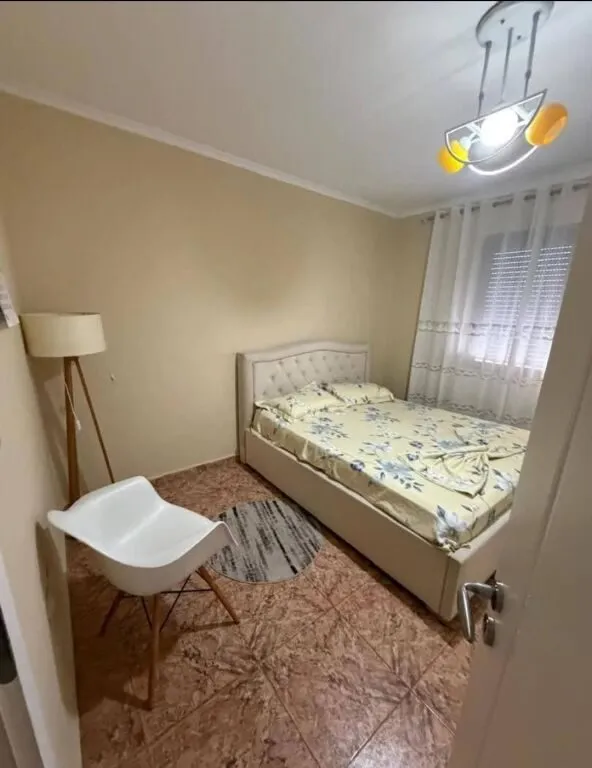 Apartament 2+1 me qera në Xhamlliku, Tiranë, 90 m². Foto 1 nga 3