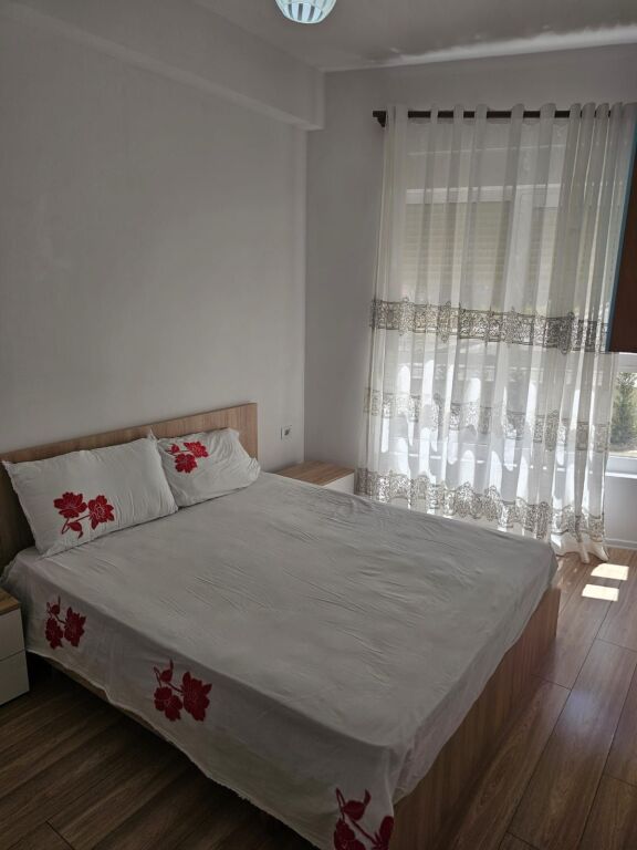 Apartament 2+1 me qera në Ali Demi, Tiranë, 90 m². Foto 2 nga 3