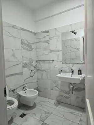 Appartamento 3+1 in affitto a Rruga e Bogdanëve, Tirana, 100 m². Foto 3 di 12