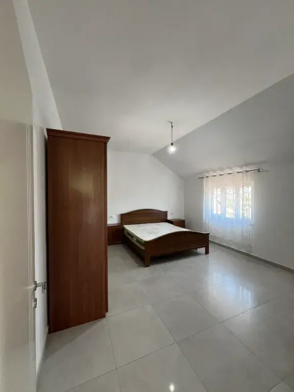 Apartament 2+1 me qera në Yzberisht, Tiranë, 100 m². Foto 3 nga 3