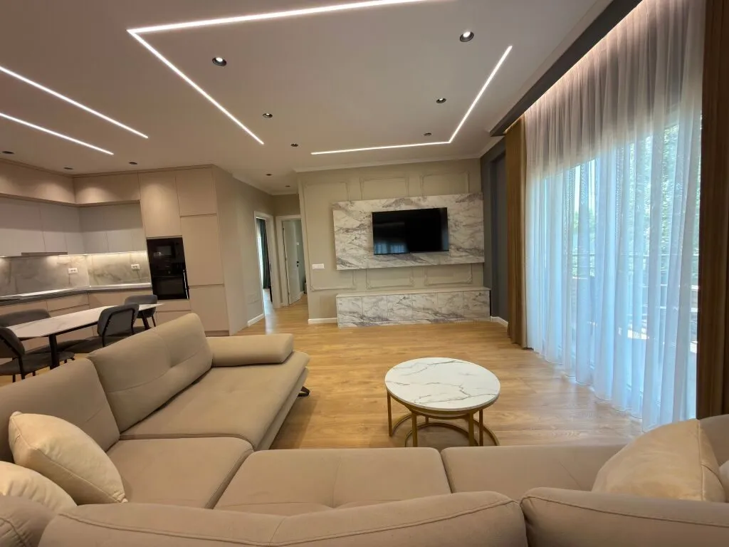 Apartament 2+1 me qera në Rruga Panorama e Liqenit, Tiranë, 130 m². Foto 1 nga 9