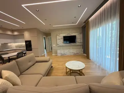 Apartament 2+1 me qera në Rruga Panorama e Liqenit, Tiranë, 130 m². Foto 1 nga 9