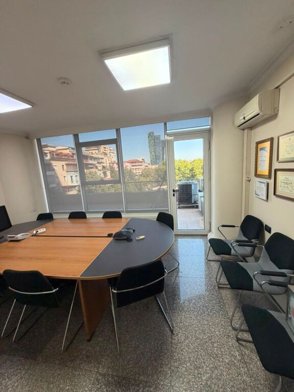 Ufficio in affitto a Blloku, Tirana, 300 m². Foto 2 di 3