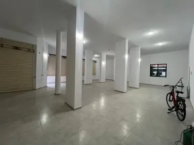 Ambient biznesi me qera në Xhamlliku, Tiranë, 160 m². Foto 2 nga 2