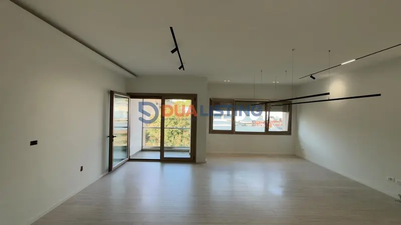 Ufficio in affitto a Liceu Artistik, Tirana, 308 m²