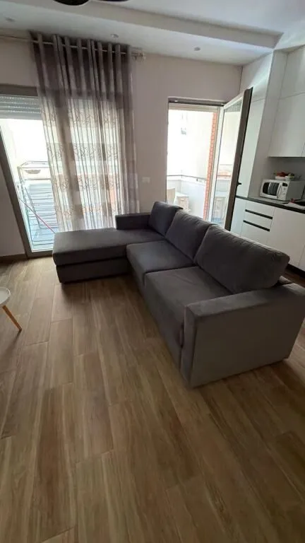 Apartament 1+1 me qera në Kompleksi Delijorgji, Tiranë, 78 m². Foto 1 nga 3