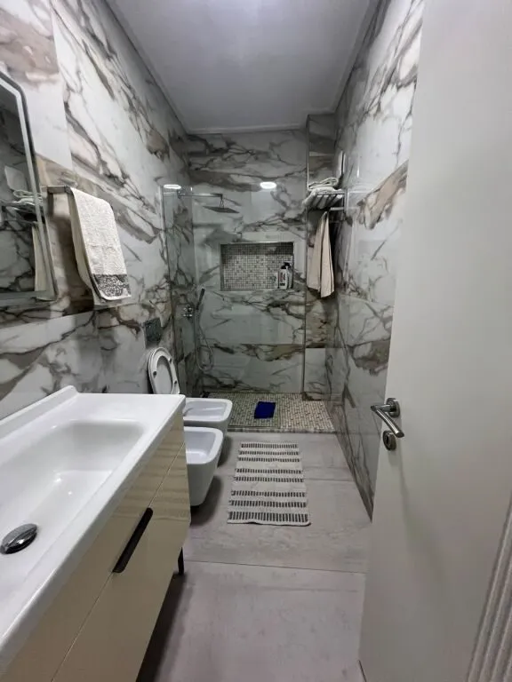 Apartament 2+1 me qera në Rruga Dervish Hatixhe, Tiranë, 100 m². Foto 1 nga 5
