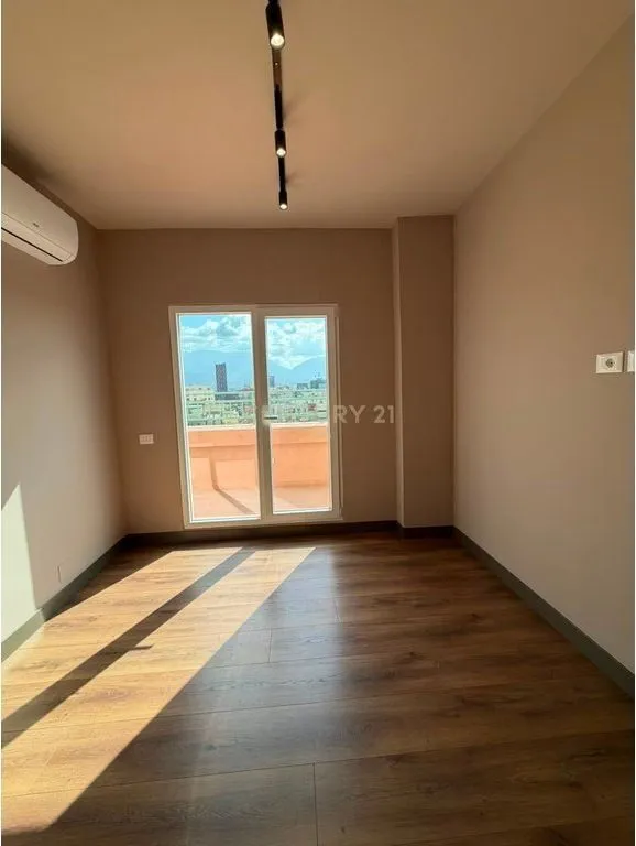 Apartment 3+1 for rent in Rruga Petro Nini Luarasi, Tirana, 135 m². Photo 1 of 11