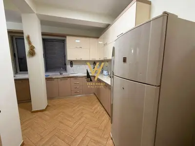 Apartament 3+1 me qera në Inxhinieria, Tiranë, 170 m². Foto 2 nga 8