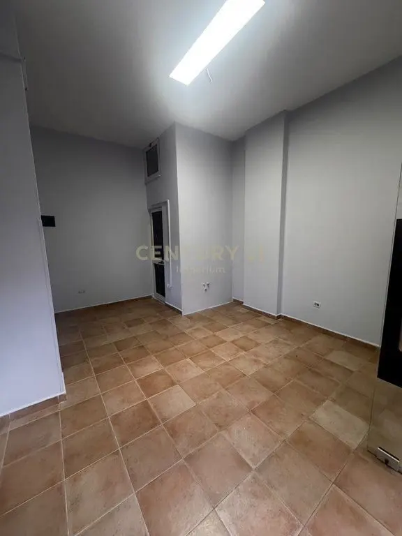 Locale commerciale in affitto a Rruga Fortuzi, Tirana, 28 m²