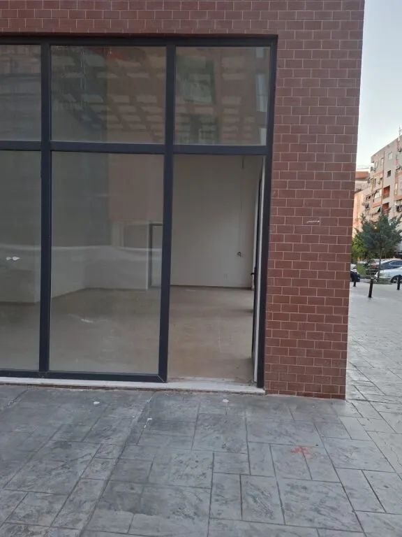 Locale in affitto a Bulevardi i Ri, Tirana, 60 m². Foto 1 di 8