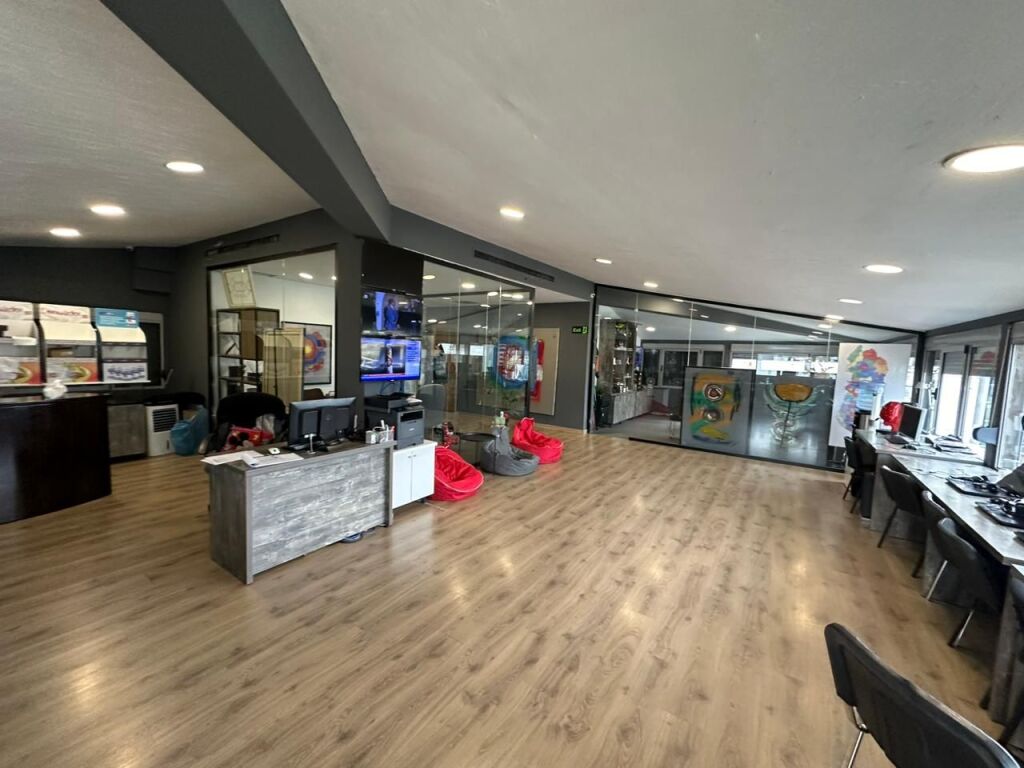 Ufficio in affitto a Tregu Elektrik, Tirana, 250 m². Foto 2 di 3