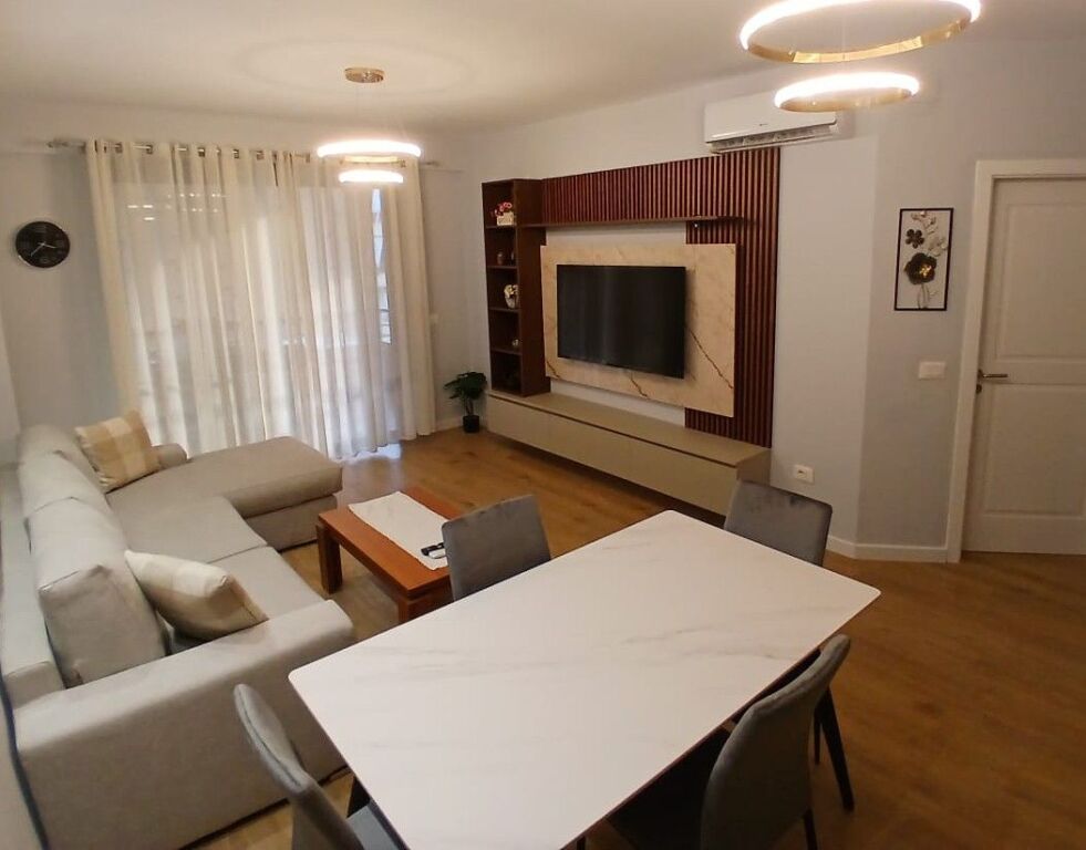 Apartament 2+1 me qera në Komuna e Parisit, Tiranë, 94 m². Foto 2 nga 3