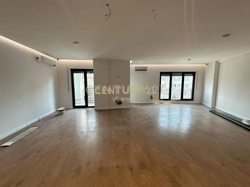 Office for rent in Bulevardi Zogu I, Tirana, 143 m²