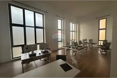 Zyrë me qera në Profarma, Tiranë, 220 m². Foto 2 nga 3