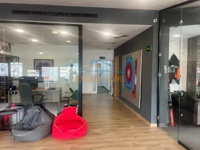Zyrë me qera në Tregu Elektrik, Tiranë, 250 m². Foto 3 nga 5