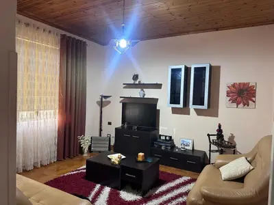 Casa indipendente in affitto a Rruga 1 Maj, Fier, 100 m². Foto 3 di 8