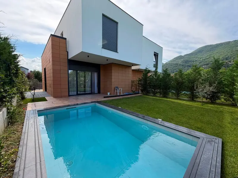 Villa for rent in Mullet, Tirana, 610 m²