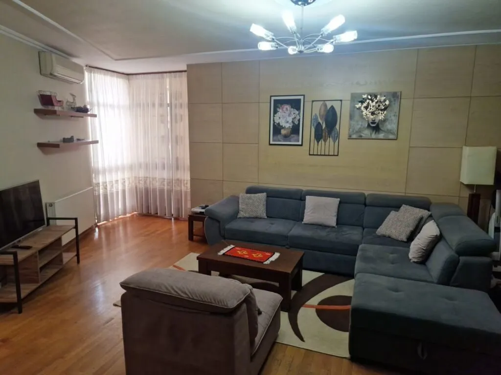 Appartamento 2+1 in affitto a Rruga e Barrikadave, Tirana, 130 m². Foto 1 di 9