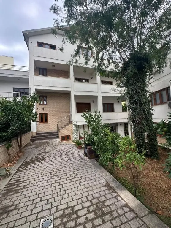 Vilë me qera në Vilat Gjermane, Tiranë, 540 m²