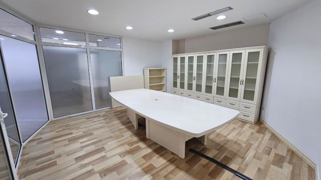 Zyrë me qera në Liqeni i Tiranës, Tiranë, 260 m². Foto 2 nga 3