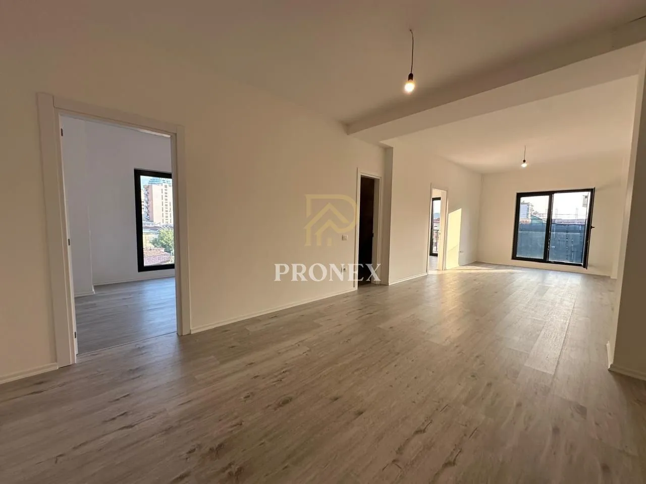 Zyrë me qera në Rruga e Barrikadave, Tiranë, 100 m². Foto 1 nga 7