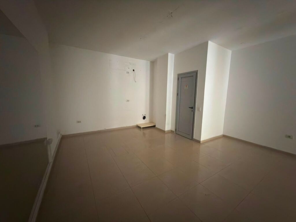 Dyqan me qera në Komuna e Parisit, Tiranë, 50 m². Foto 3 nga 3