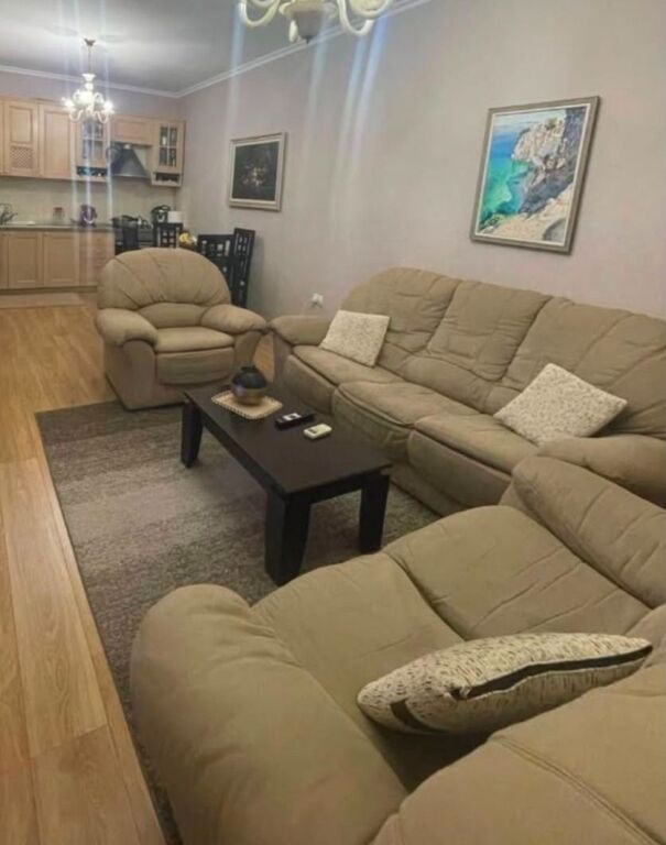Apartament 2+1 me qera në Pallatet Cabej, Tiranë, 100 m²