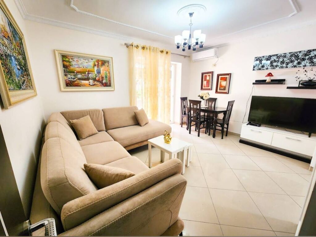 Apartament 3+1 me qera në Pazari i Ri, Tiranë, 120 m². Foto 1 nga 3