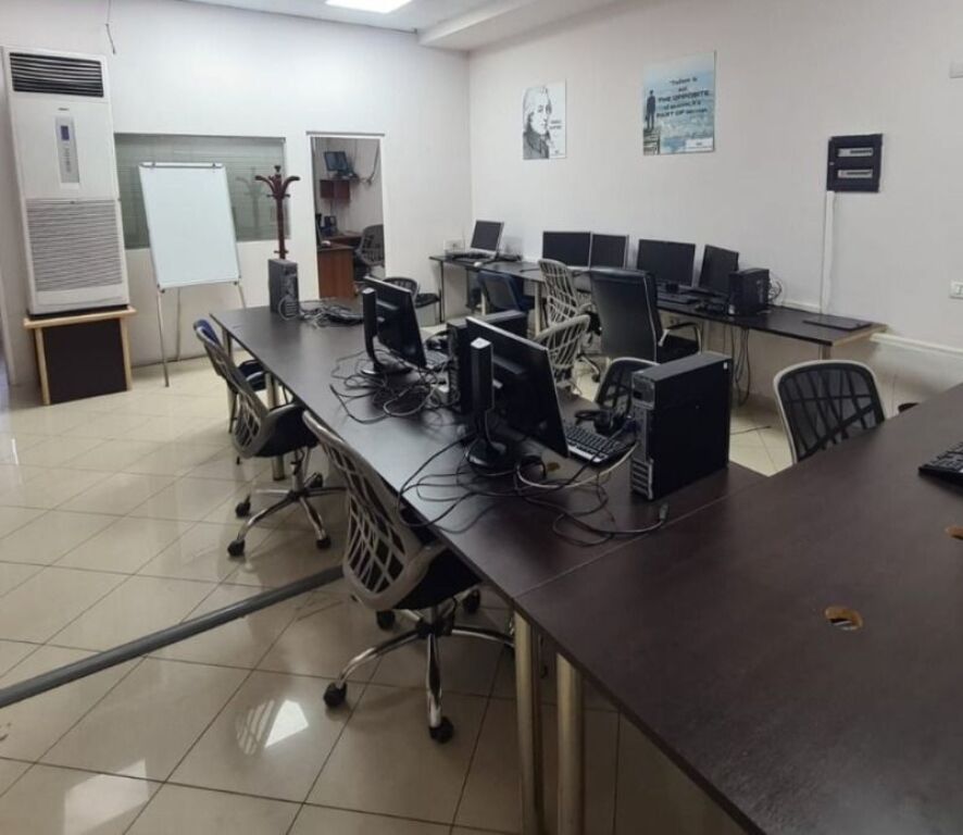 Zyrë me qera në Rruga e Kavajës, Tiranë, 140 m²