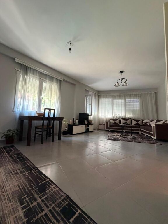 Apartament 1+1 me qera në Liqeni i Thatë, Tiranë, 70 m². Foto 2 nga 3