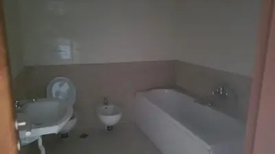 Ambient biznesi me qera në Bulevardi Deshmoret e Kombit, Tiranë, 28 m². Foto 9 nga 12