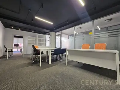 Ufficio in affitto a Sheshi Avni Rustemi, Tirana, 75 m². Foto 1 di 5