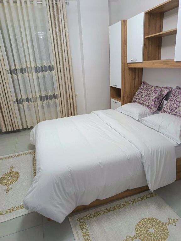 Apartament 3+1 me qera në Rruga 5 Maji, Tiranë, 110 m². Foto 2 nga 3