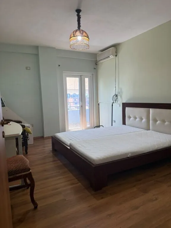 Apartament 2+1 me qera në Oxhaku, Tiranë, 70 m². Foto 1 nga 5