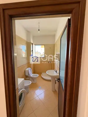 Apartment 1+1 for rent in 21 Dhjetori, Tirana, 70 m². Photo 4 of 6