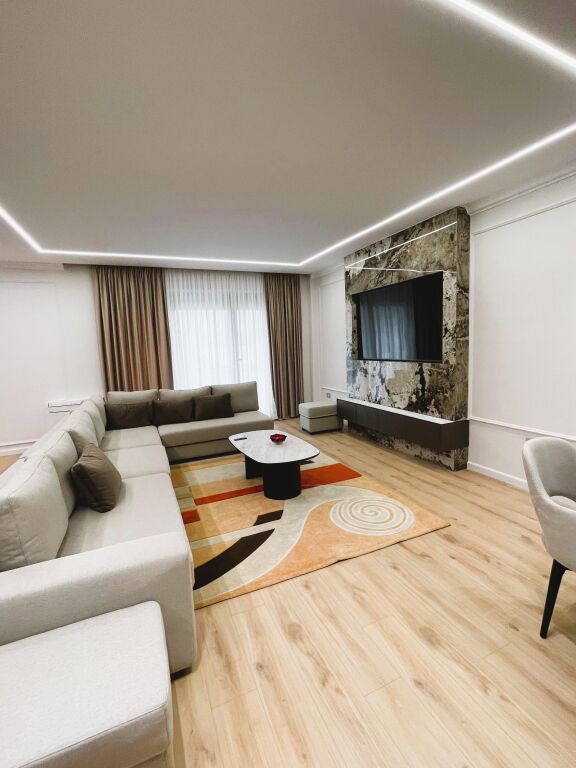 Appartamento 3+1 in affitto a Liqeni i Thatë, Tirana, 200 m². Foto 1 di 3