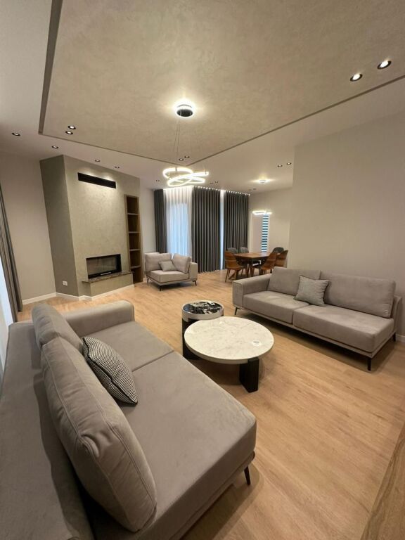 Villa in affitto a Liqeni i Thatë, Tirana, 350 m². Foto 1 di 3