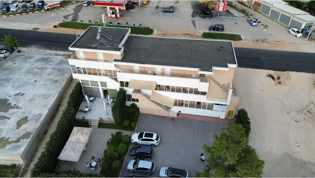 Locale commerciale in affitto a Rruga Tirane-Ndroq, Tirana, 1.500 m². Foto 1 di 2