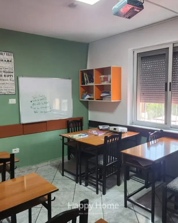 Ambient biznesi me qera në Rruga e Kavajës, Tiranë, 134 m²
