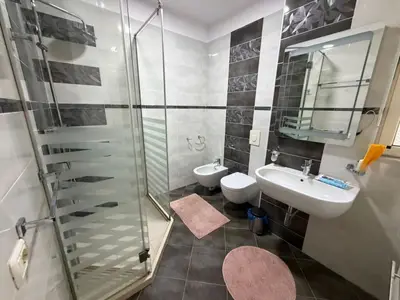 Apartament 3+1 me qera në 9 Katëshet, Tiranë, 145 m². Foto 10 nga 10