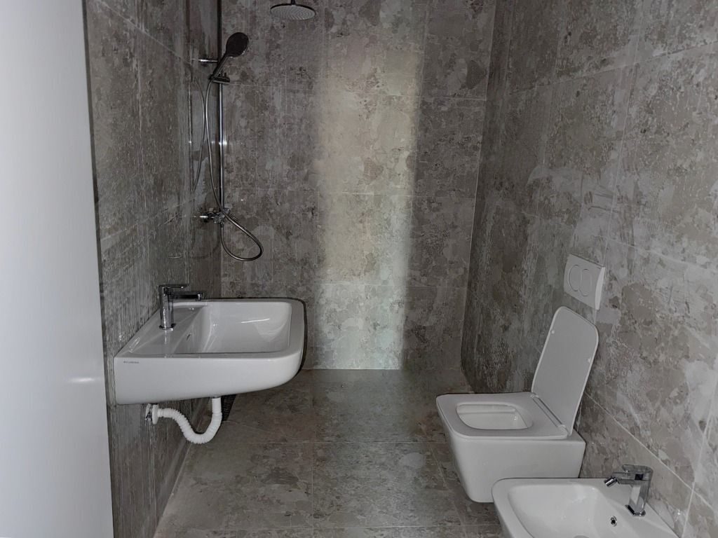 Commercial space for rent in Rruga e Kavajës, Tirana, 38 m². Photo 2 of 3