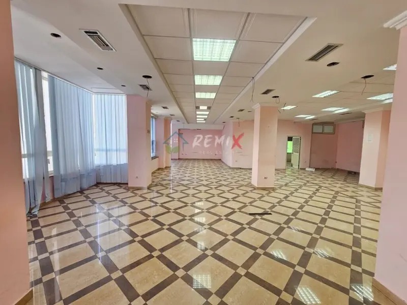 Locale commerciale in affitto a Rruga Kristaq Boshnjaku, Durazzo, 200 m²