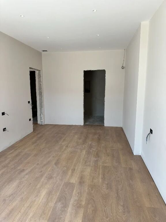 Locale commerciale in affitto a Komuna e Parisit, Tirana, 117 m²