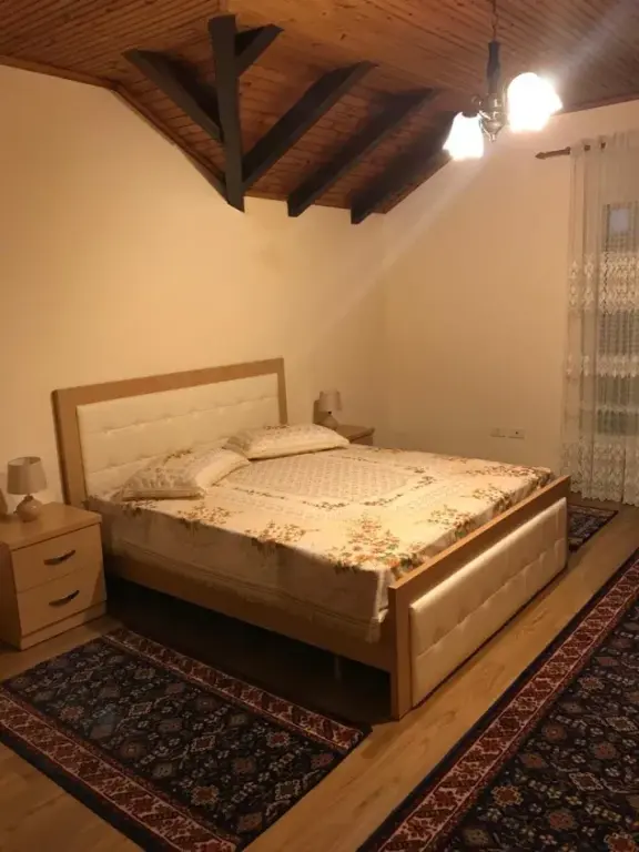 Apartament 3+1 me qera në Xhamlliku, Tiranë, 120 m². Foto 1 nga 3