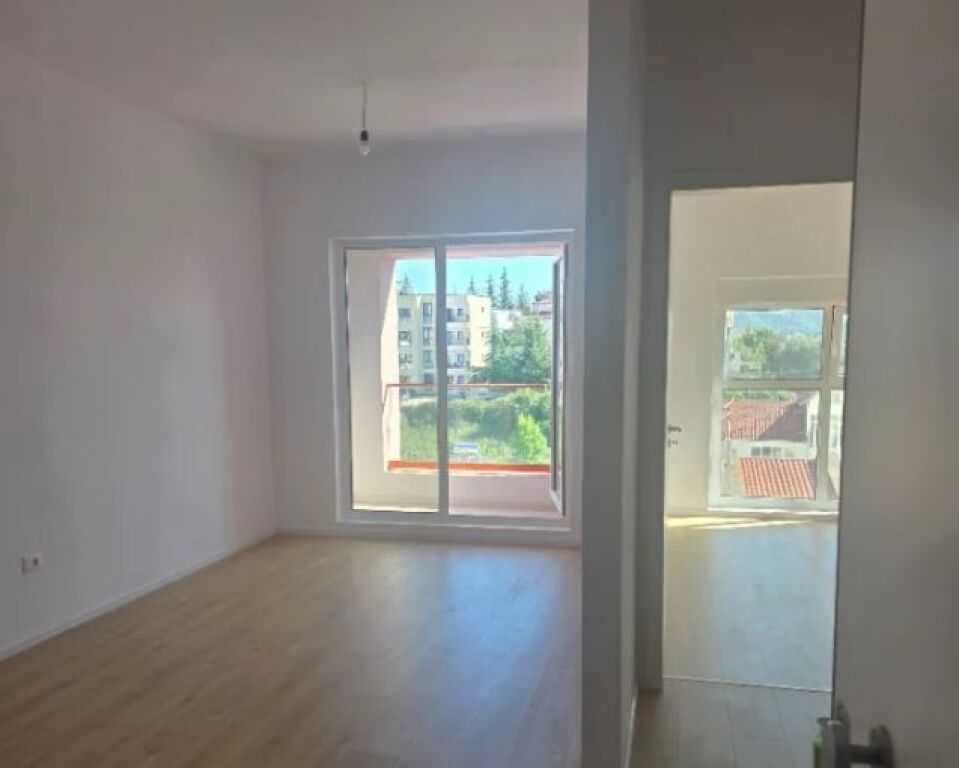 Appartamento 1+1 in affitto ad Ali Demi, Tirana, 60 m². Foto 2 di 3