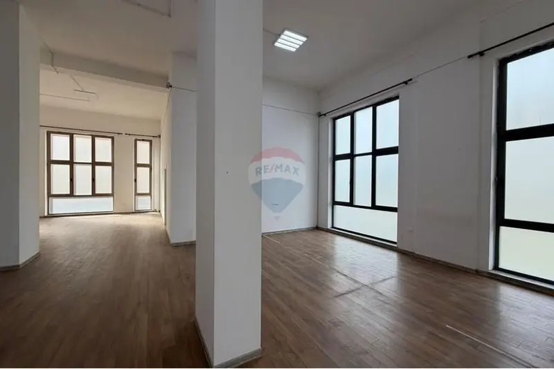 Ufficio in affitto a Profarma, Tirana, 220 m²