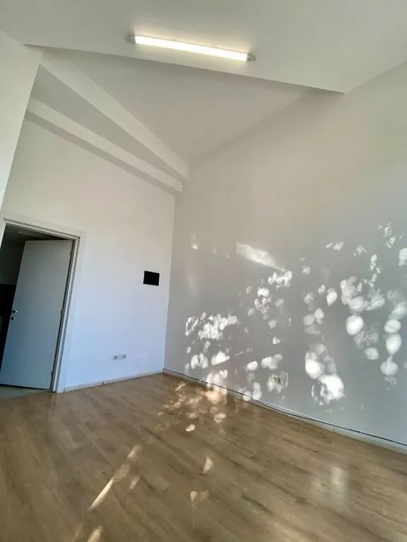 Dyqan me qera në Astir, Tiranë, 26 m². Foto 1 nga 4