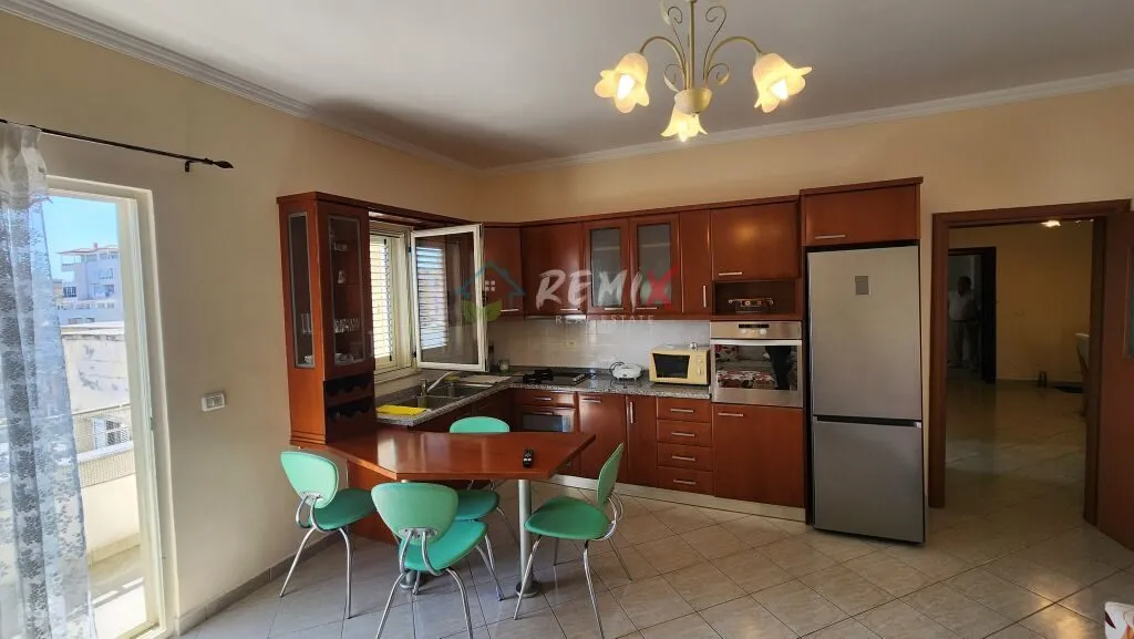 Apartament 2+1 me qera në Rruga Mujo Ulqinaku, Durrës, 100 m². Foto 1 nga 8